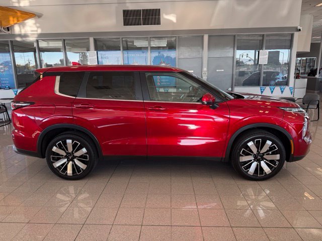 Used 2025 Mitsubishi Outlander SE FWD image 3