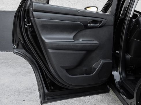 Used 2021 Toyota Highlander XLE image 55