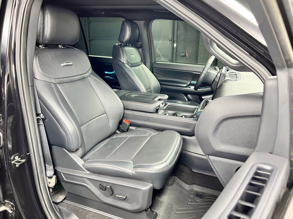 Used 2025 Ford Expedition Platinum w/ Stealth Performance Package AWD/4WD image 8