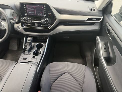 Used 2021 Toyota Highlander L FWD image 16