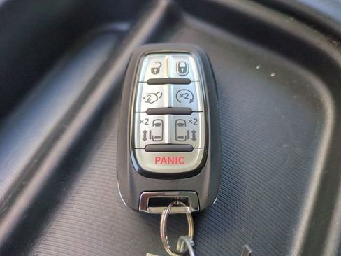 Used 2019 Chrysler Pacifica Touring-L FWD image 27