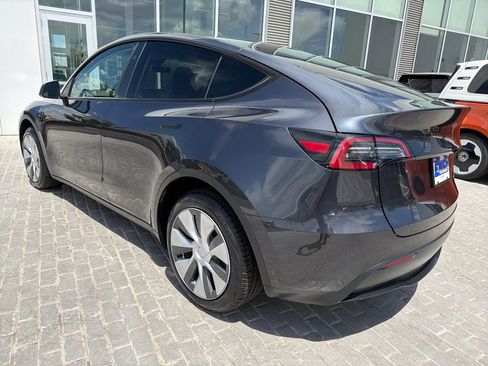 Used 2024 Tesla Model Y Long Range AWD/4WD image 3