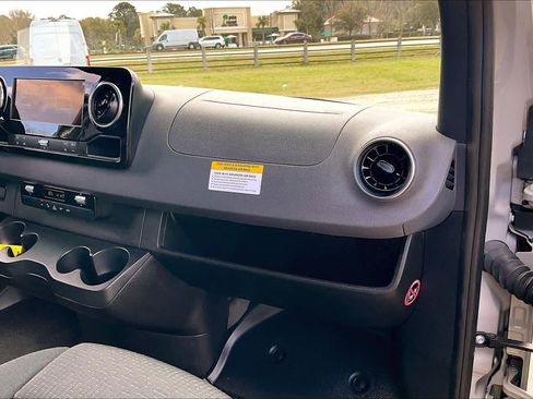 Used 2024 Mercedes-Benz Sprinter 2500 image 19