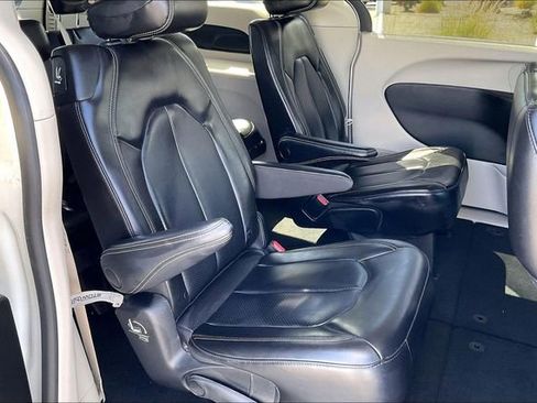 Used 2023 Chrysler Pacifica Touring-L FWD image 26