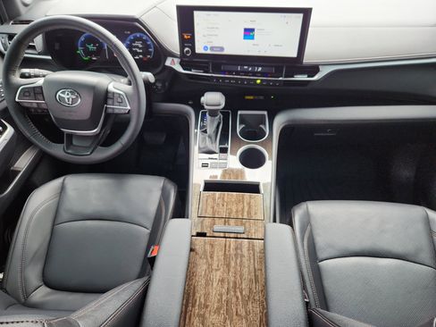 Used 2025 Toyota Sienna Platinum FWD image 12