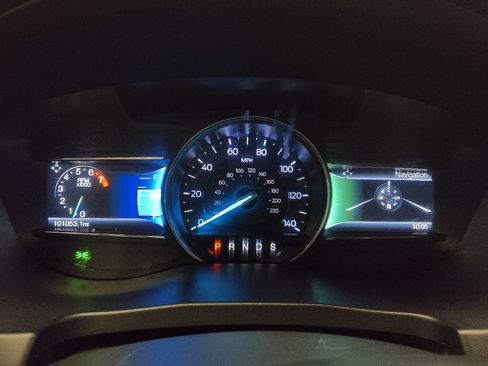 Used 2017 Ford Explorer XLT w/ Equipment Group 202A AWD/4WD image 23