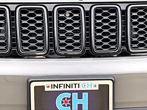Used 2019 Jeep Grand Cherokee Laredo AWD/4WD image 12
