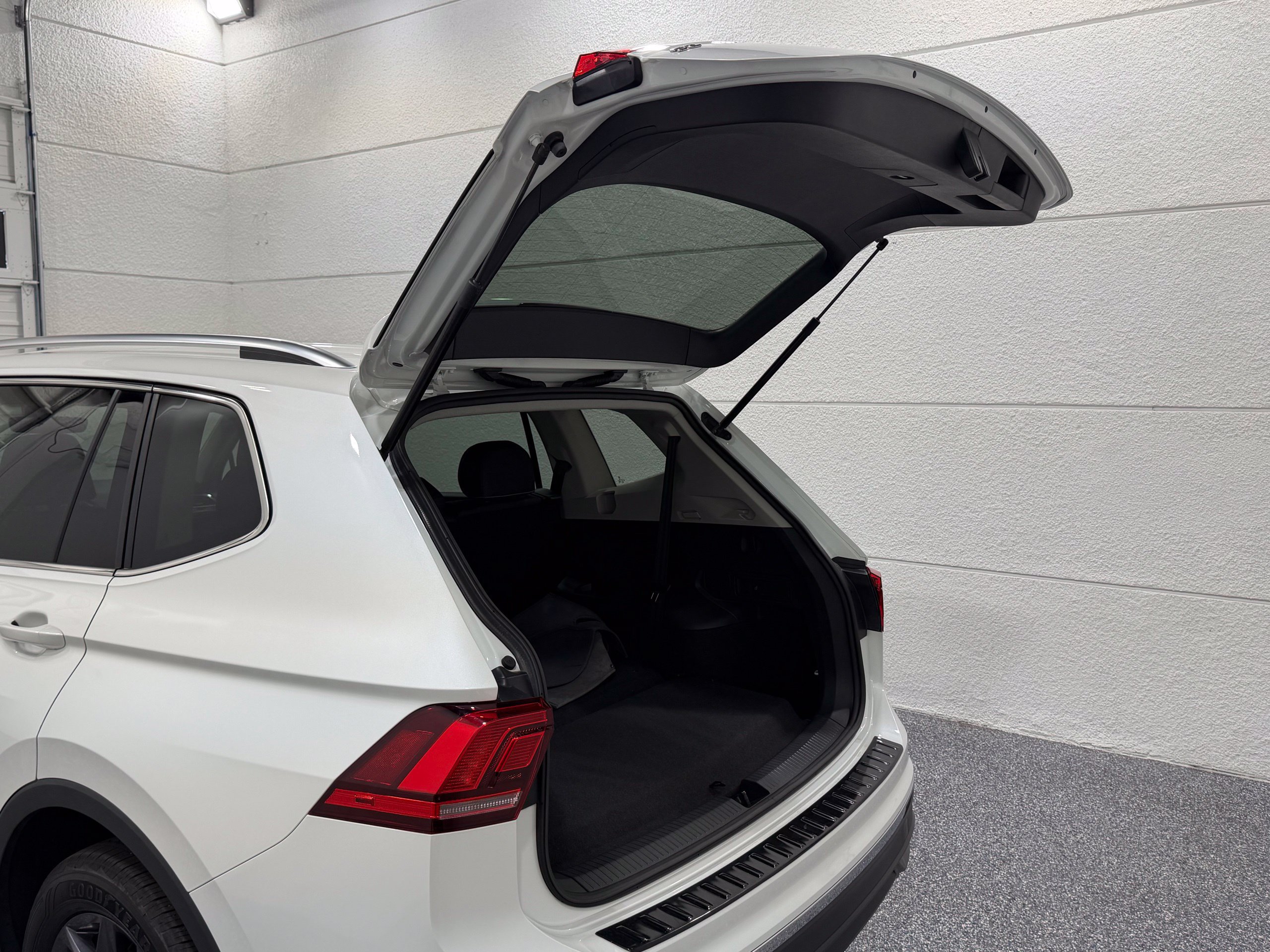 Used 2023 Volkswagen Tiguan SE FWD image 23