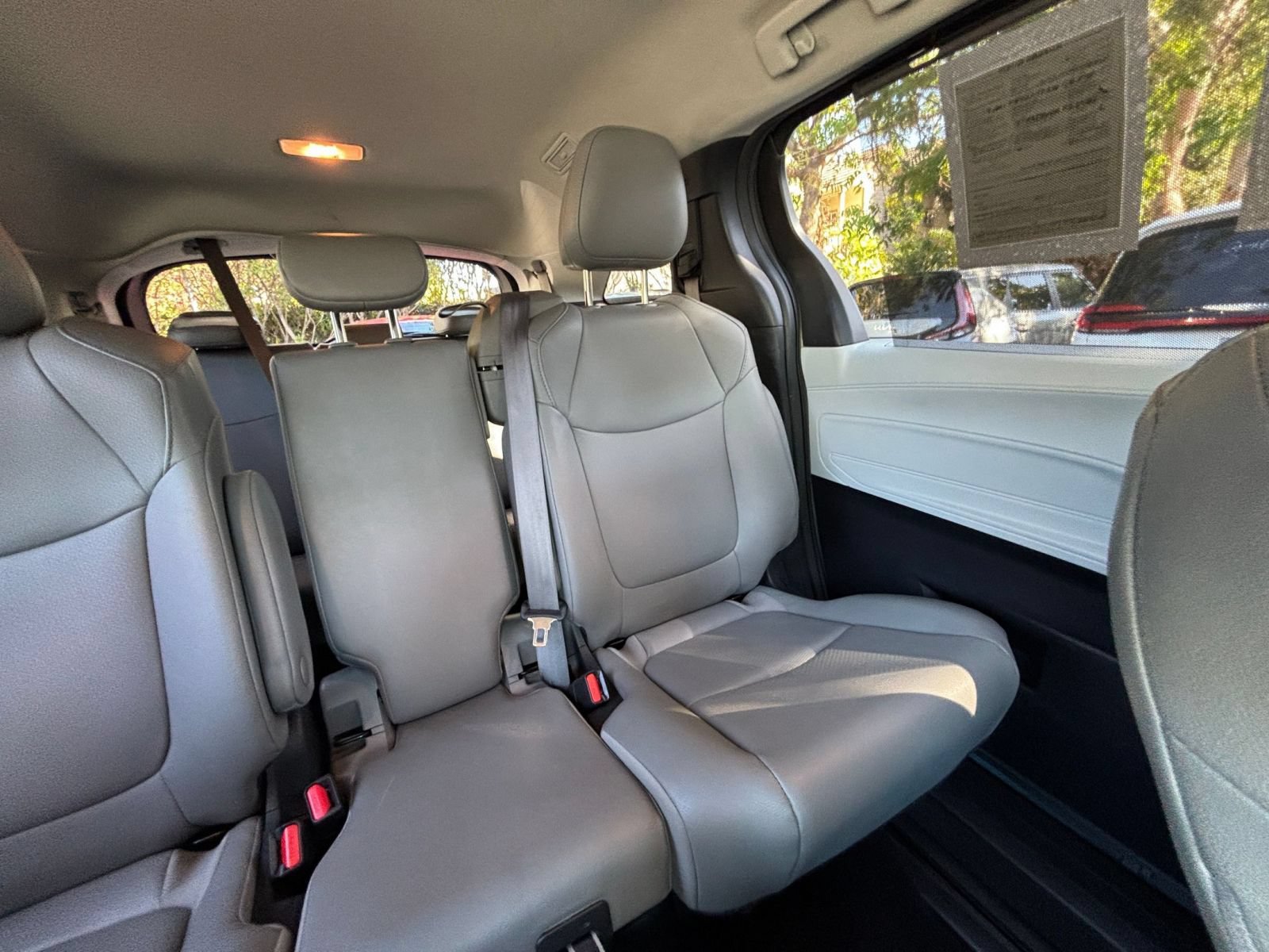 Used 2025 Toyota Sienna XLE FWD image 39