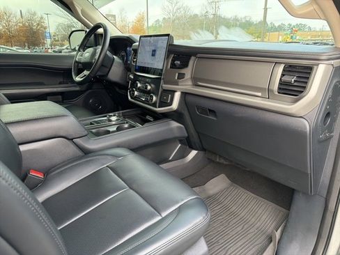 Used 2024 Ford Expedition XLT image 40