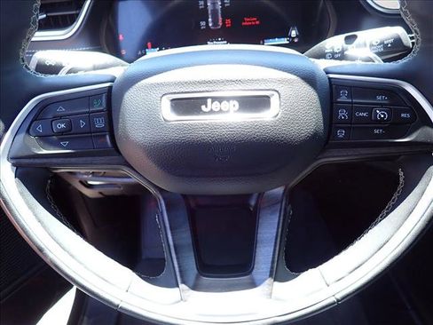 Used 2023 Jeep Grand Cherokee Limited AWD/4WD image 18