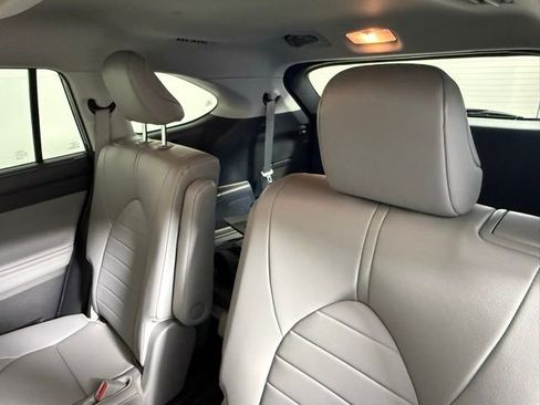 Used 2024 Toyota Highlander XLE image 37