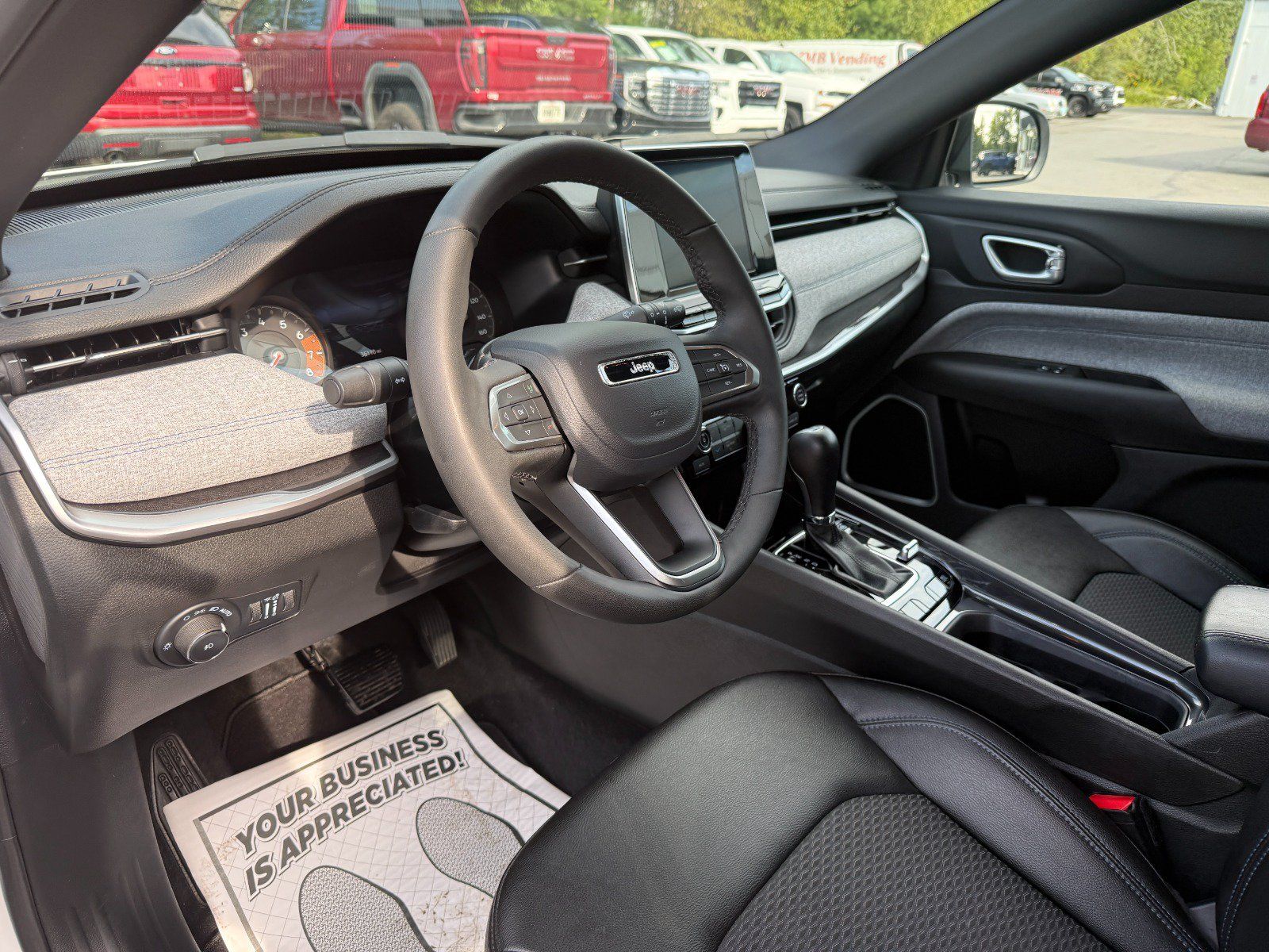 Used 2025 Jeep Compass Latitude AWD/4WD image 13