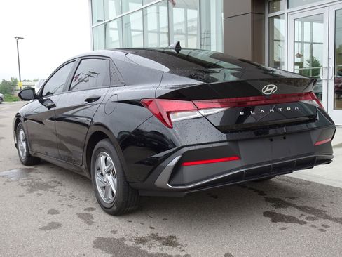 Used 2024 Hyundai Elantra SE FWD image 3
