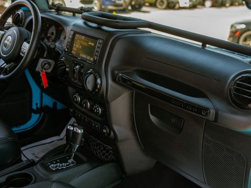 Used 2017 Jeep Wrangler Unlimited Sahara AWD/4WD image 11