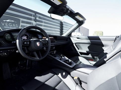 Used 2024 Porsche 911 Carrera 4S image 2