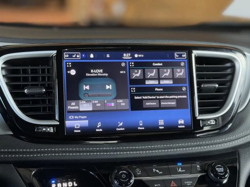 Used 2021 Chrysler Pacifica Touring w/ Uconnect Theater Family Group image 28