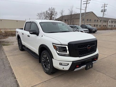 Used 2021 Nissan Titan PRO-4X w/ Pro-4x Convenience Package image 8