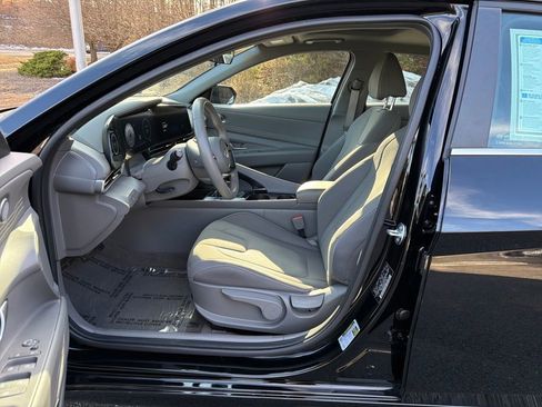 Used 2025 Hyundai Elantra SEL image 10