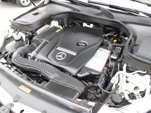 Used 2019 Mercedes-Benz GLC 300 GLC 300 4MATIC AWD 4dr SUV image 28