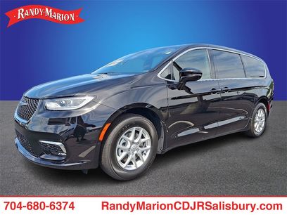 New 2026 Chrysler Pacifica Select