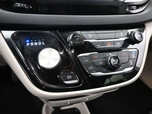 Used 2024 Chrysler Voyager LX FWD image 19