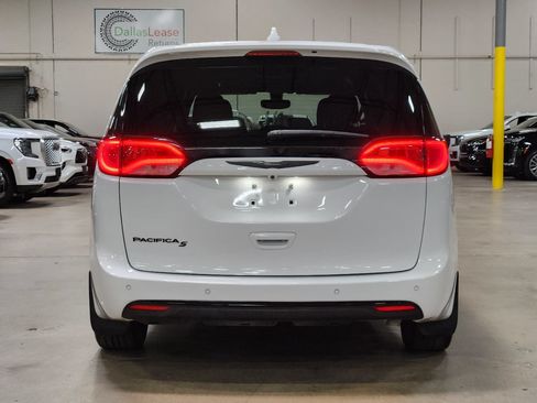 Used 2019 Chrysler Pacifica Touring Plus w/ S Appearance Package FWD image 10