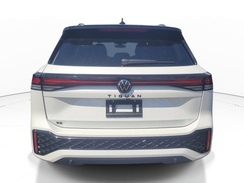 Used 2025 Volkswagen Tiguan SE R-Line FWD image 6