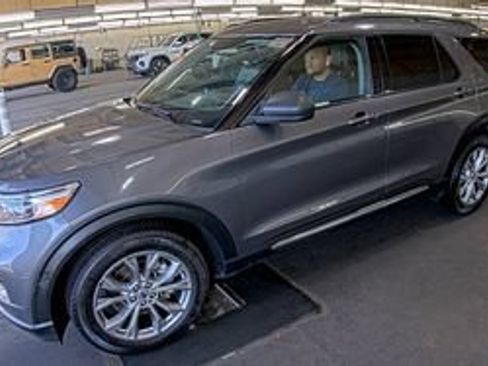 Used 2023 Ford Explorer XLT w/ Equipment Group 202A AWD/4WD image 2