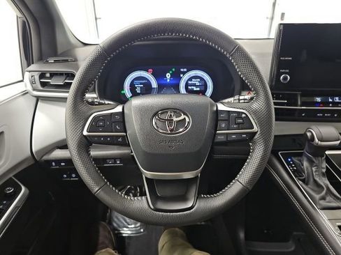 Used 2025 Toyota Sienna XSE FWD image 17