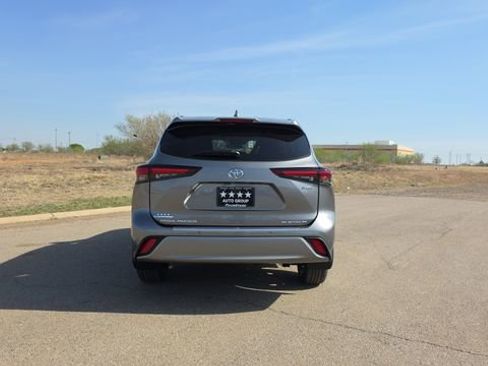 New 2026 Toyota Highlander Platinum AWD/4WD image 7