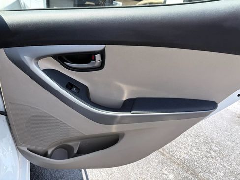 Used 2015 Hyundai Elantra SE FWD image 16