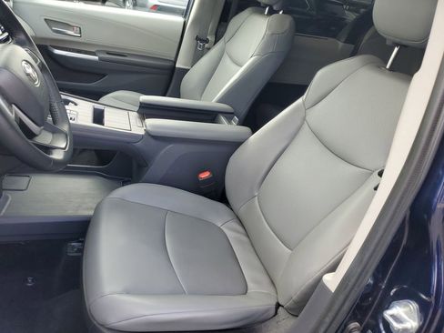 Used 2022 Toyota Sienna XLE image 9