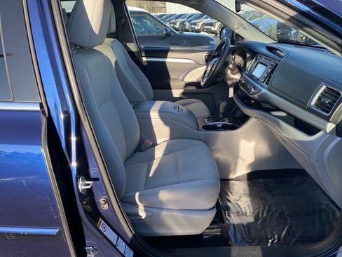 Used 2015 Toyota Highlander LE image 31