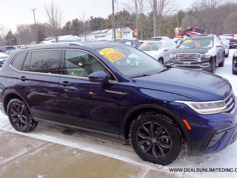 Used 2024 Volkswagen Tiguan SE image 2