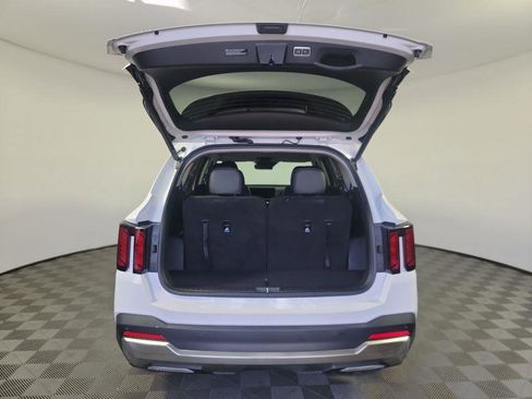 Certified 2025 Kia Sorento EX image 6