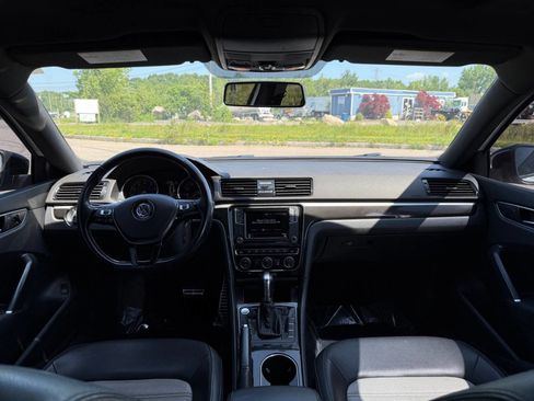 Used 2018 Volkswagen Passat 3.6 image 24