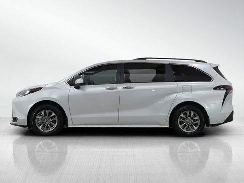 Used 2025 Toyota Sienna XLE image 2