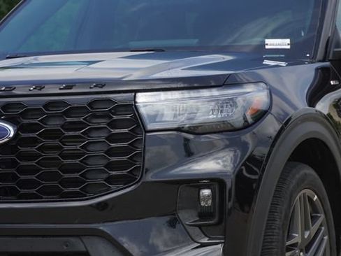 Used 2025 Ford Explorer ST-Line w/ ST-Line Street Pack AWD/4WD image 4