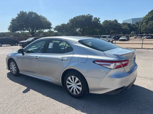 Used 2018 Toyota Camry LE FWD image 6