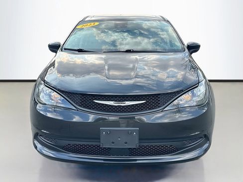 Used 2023 Chrysler Voyager LX image 2