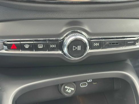 Used 2025 Volvo XC40 B5 Plus w/ Climate Package image 28