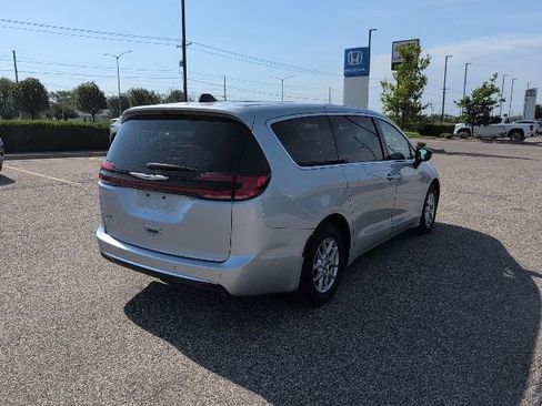 Used 2024 Chrysler Pacifica Touring-L FWD image 15