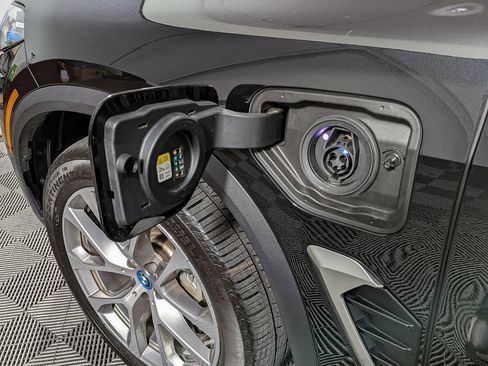 Used 2025 BMW X5 xDrive50e w/ Climate Comfort Package image 12