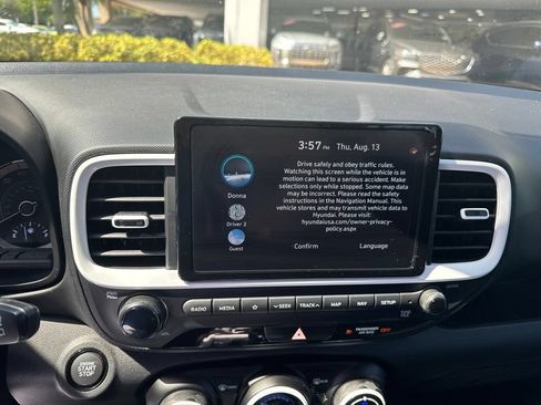Used 2022 Hyundai Venue Limited FWD image 26