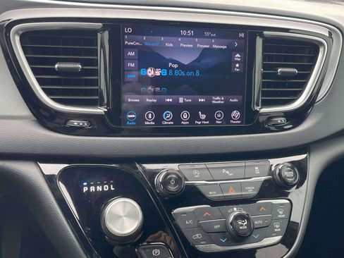 Used 2019 Chrysler Pacifica Touring-L Plus w/ S Appearance Package image 9