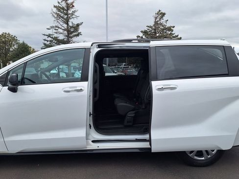 Used 2023 Toyota Sienna XSE w/ XSE Plus Package image 31