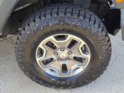 Used 2017 Jeep Wrangler Unlimited Rubicon w/ Connectivity Group image 7