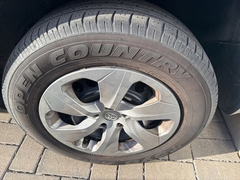 Used 2019 Toyota RAV4 LE image 10