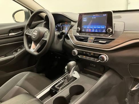Used 2025 Nissan Altima 2.5 SV FWD image 49
